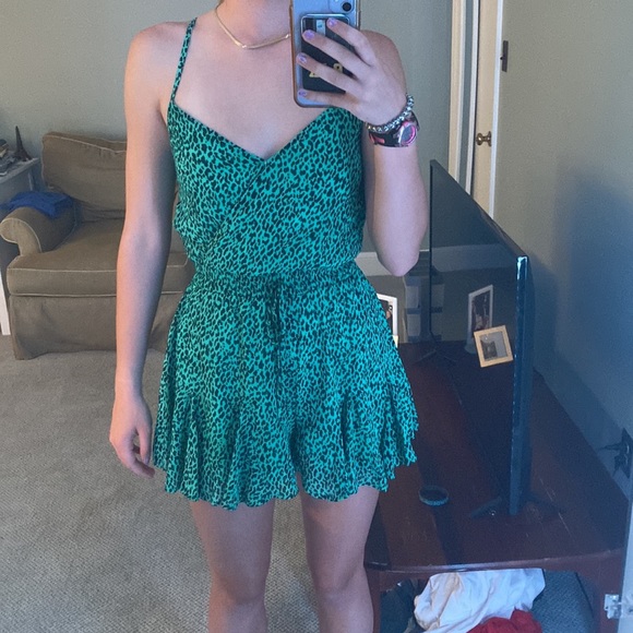 Francesca’s leopard/cheetah print romper - Picture 4 of 4